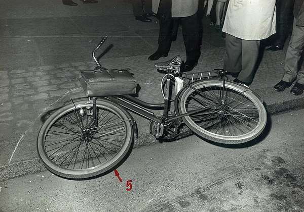 The bike and the briefcase of Rudi Dutschke are lying at the roadside after the assassination
