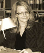 Photo of Andrea Bentschneider in the reading room of the State Archive Hamburg.