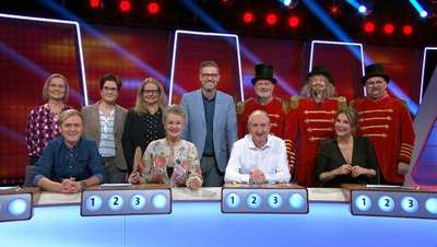 Group photo of the candidates, the moderator and the German celebrities Kim Fischer, Ursula Cantieni, Pierre M. Krause and Mike Krüger at „Sag die Wahrheit“ on 29. April 2019. © Südwestrundfunk