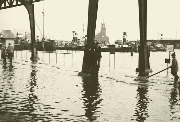 Flood in Hamburg, 17.02.1962; picture by Oxfordian Kissuth (own work)