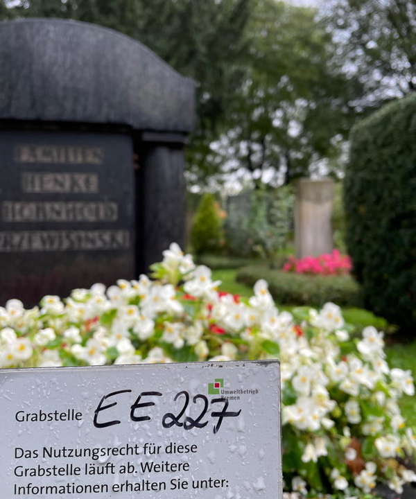 Photo of a sign at a grave at the Riensberg cemetery informing about the expiration of the right of use of the grave site.