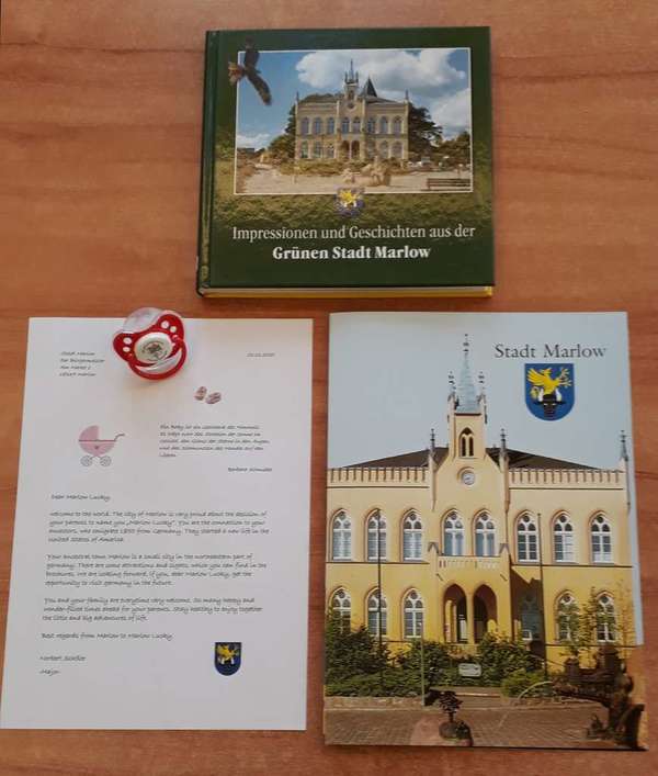 Welcome package with book, brochures, pacifier and letter of the city Marlow for little Marlow Lucky in the US.