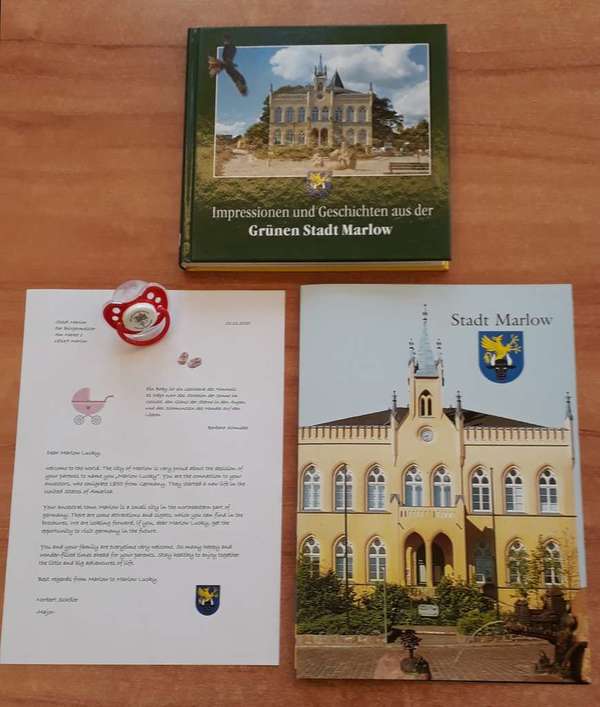 Welcome package of the city Marlow for Marlow Lucky Welcome package with book, brochures, pacifier and letter of the city Marlow for little Marlow Lucky in the US.