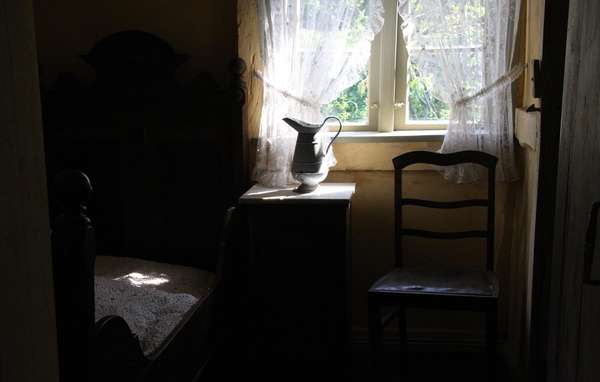 bedroom in craftsmen’s and fishermen’s house, furnishing around 1900, Kiekeberg open air museum bedroom with bed, nightstand, jar and chair