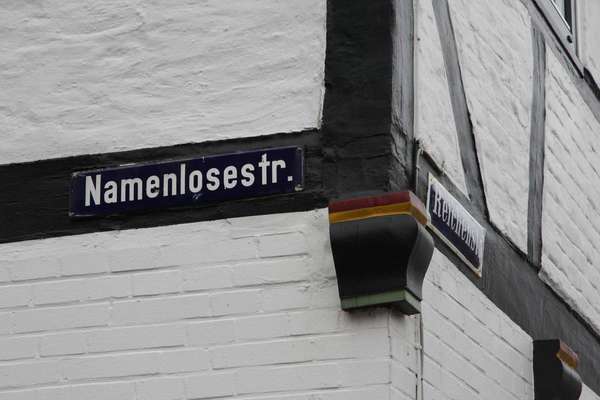 Namenlose Straße in Glückstadt Street sign of Namenlose Straße (Nameless Street) in Glückstadt on a house on the corner to Reichenstraße.