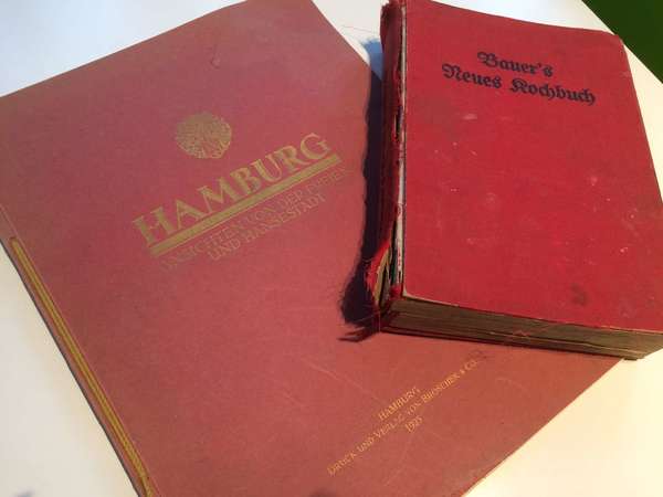 „Hamburg. Ansichten von der Freien und Hansestadt“ from 1923 and „Bauer’s Neues Kochbuch“ from 1935 Photo of two old books from our company library